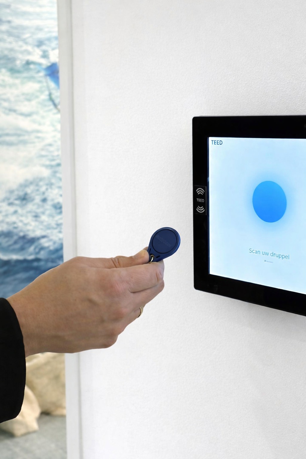 Medewerker scant RFID druppel op TEED klokterminal